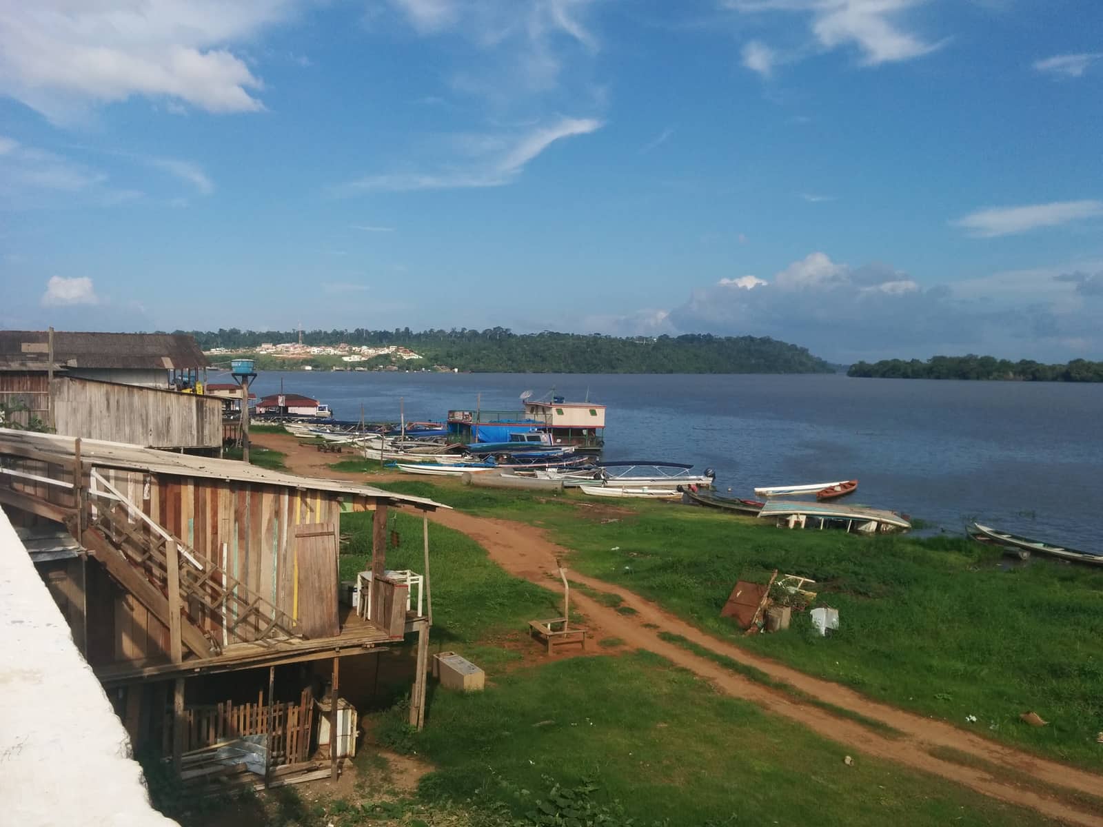 Stilt houses along the Xingu River | Photo taken from the city of Altamira of the stilt houses along the Xingu River (2015) 